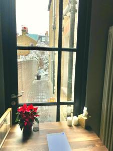Contemporary 2-bedroom apartment with private garden access