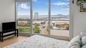 CN Tower Lux Suites - GYM - Pool - Hot Tub - Yoga - Steps to Toronto Stadium & FIFA Fan Fest