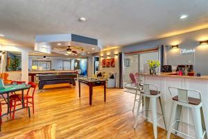 6BR Ultimate Group Hangout with GameRoom, Bar, HotTub, Lake