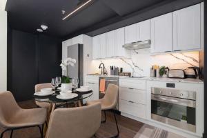 Downtown San Antonio 2BR Retreat River Walk Area Gym & Free Garage Parking