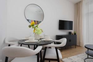 Apartment Krochmalna Browary Warszawskie with Air Conditioning and Parking by Renters Prestige