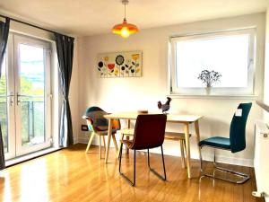 Bright and Modern West End Apartment with free parking