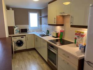 Bright and Modern West End Apartment with free parking