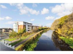 Bright and Modern West End Apartment with free parking