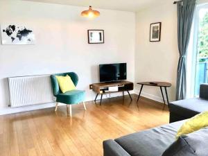 Bright and Modern West End Apartment with free parking