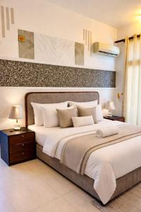 Stylish, Spotless 3BR Apartment Bright & Modern