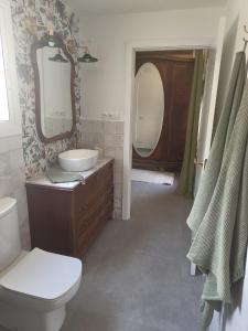 Amplia habitacion independiente con baño privado