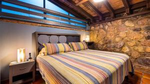 Zona Romantica OasisPool2 block Pier bars shop