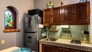 Zona Romantica OasisPool2 block Pier bars shop
