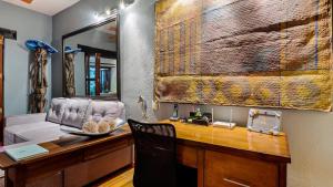 Zona Romantica OasisPool2 block Pier bars shop