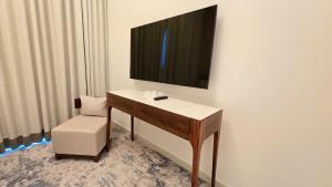 Stuning Direct Sea View Three-bedroom Apartment by Solo Realty