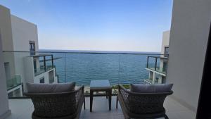 Stuning Direct Sea View Three-bedroom Apartment by Solo Realty