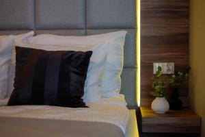 Discover Krakow Apartments - 6 Rakowicka St - Stylish Balcony Apartment with Netflix