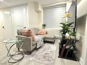 Modern 2BR Suite Private Entrance Parking New