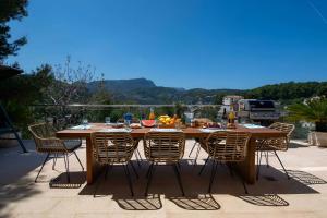 Idyllic 6 bed villa stunning sea view salt pool