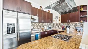 The Park Penthouse Oceanview 1 block Malecon