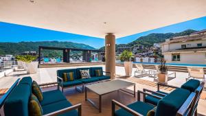 Penthouse Oceanview 1 block Malecon bars shops ZR