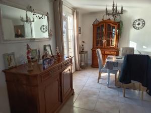 Belle maison avec grande pisicine et jardin arboré