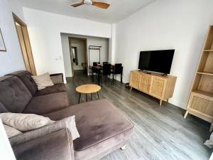 Great 2BR Apartment with 4 min walk everywhere