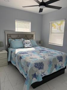 Beachside Blue Escape, Steps to Beach, Walkable Area!!!