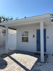 Beachside Blue Escape, Steps to Beach, Walkable Area!!!