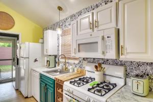 Walk to Beach! Romantic Deja View Apt in Biloxi
