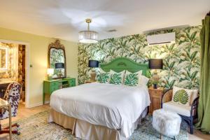 Walk to Beach! Romantic Deja View Apt in Biloxi