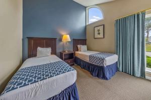 Lakefront Condo with Indoor Pool Hot Tub & Resort Access