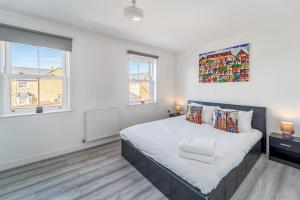 4 Bed Town House 10 min walk to Bicester Village - Pass the Keys