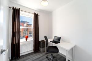 4 Bed Town House 10 min walk to Bicester Village - Pass the Keys