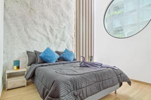 Massive Jacuzzi - 6 Bedroom with Private Bathroom - 1 block from LLeras P11