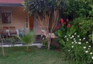 Charming House with private Flower Garden