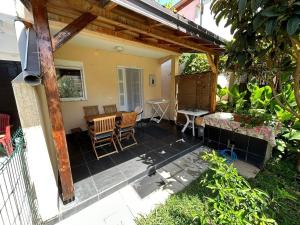 Charming House with private Flower Garden