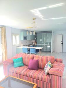 Beautiful Beachfront 2 BR Apt I Parking I 30 m to Beach I Swimming Pool I Walk to Duquesa I Close to Golf, I Fast Wifi