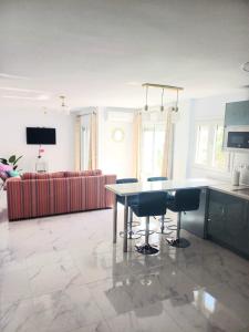 Beautiful Beachfront 2 BR Apt I Parking I 30 m to Beach I Swimming Pool I Walk to Duquesa I Close to Golf, I Fast Wifi