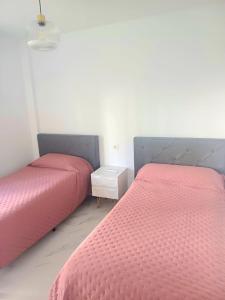 Beautiful Beachfront 2 BR Apt I Parking I 30 m to Beach I Swimming Pool I Walk to Duquesa I Close to Golf, I Fast Wifi