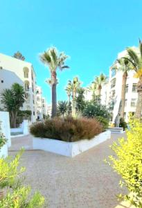Beautiful Beachfront 2 BR Apt I Parking I 30 m to Beach I Swimming Pool I Walk to Duquesa I Close to Golf, I Fast Wifi