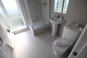 Cozy Leeds City Centre Apartment - Sleeps 8 - Free WiFi