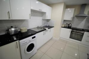 Cozy Leeds City Centre Apartment - Sleeps 8 - Free WiFi