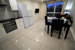 Cozy Leeds City Centre Apartment - Sleeps 8 - Free WiFi