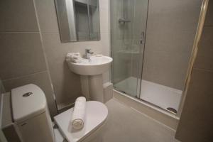 Cozy Leeds City Centre Apartment - Sleeps 8 - Free WiFi