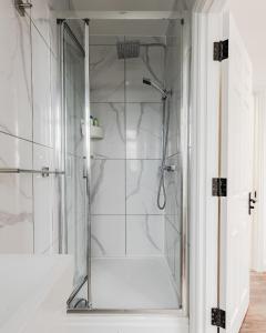 Central 2 Bedroom Penthouse by Hyde Park
