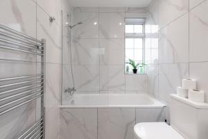 Central 2 Bedroom Penthouse by Hyde Park