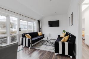 Central 2 Bedroom Penthouse by Hyde Park