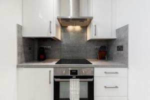 Central 2 Bedroom Penthouse by Hyde Park