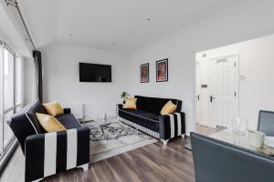 Central 2 Bedroom Penthouse by Hyde Park