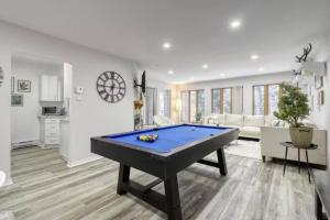 NEW! Cozy Forest Getaway w Billiard & Fireplace