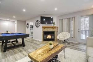 NEW! Cozy Forest Getaway w Billiard & Fireplace