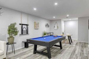 NEW! Cozy Forest Getaway w Billiard & Fireplace