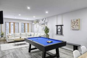 NEW! Cozy Forest Getaway w Billiard & Fireplace